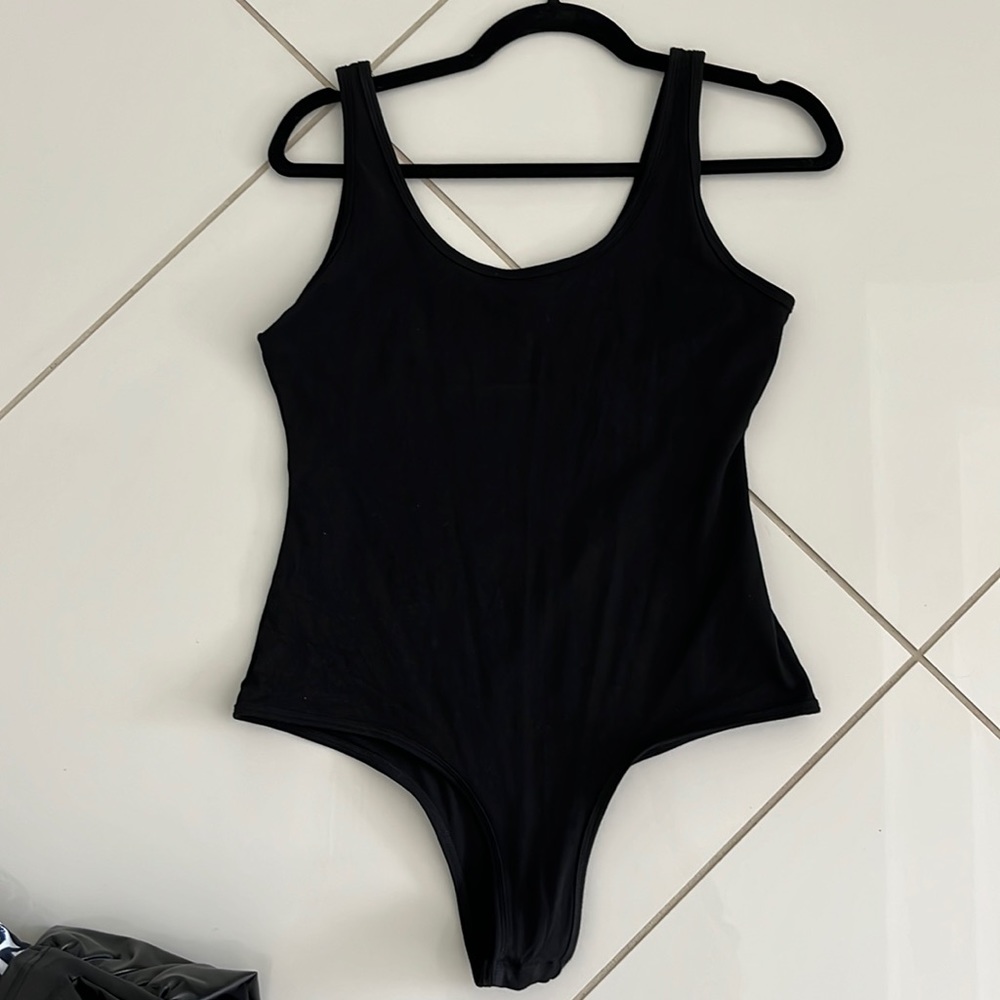 Scoopneck black bodysuit